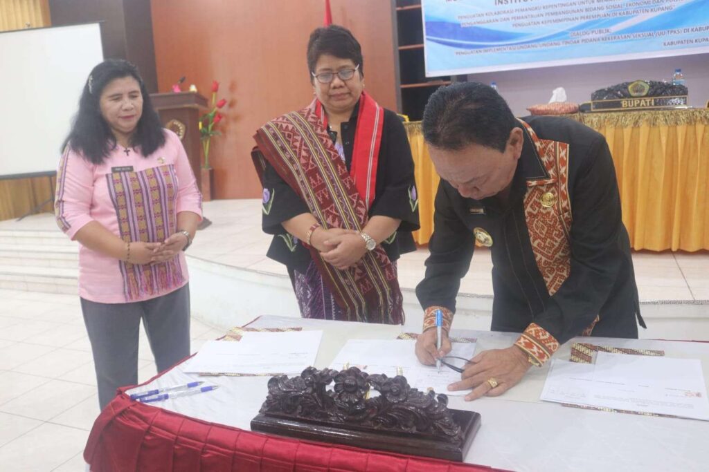 Bupati Kupang Korinus Masneno saat penandatangan MoU Program INKLUSI bersama Institut KAPAL Perempuan dan Lembaga Perkumpulan Pendidikan Penguatan Kepemimpinan Perempuan dan Masyarakat (PEKA-PM). Jumat. (28/7/23).